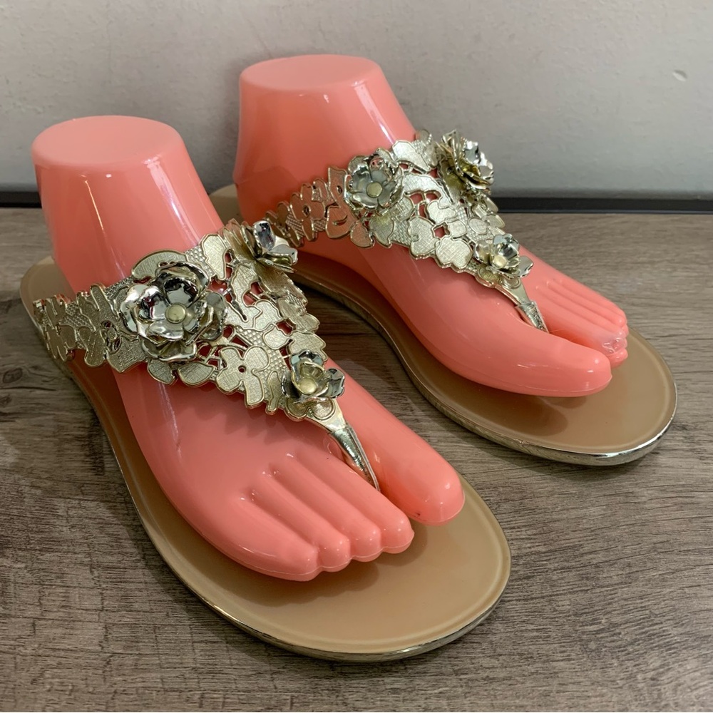Women's BADGLEY MISCHKA Metallic GOLD Floral THONG Jelly SUMMER SANDALS  9